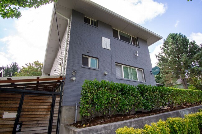 Building Photo - Off SE Belmont: Mid-Century 2Bdr w/ Parkin...