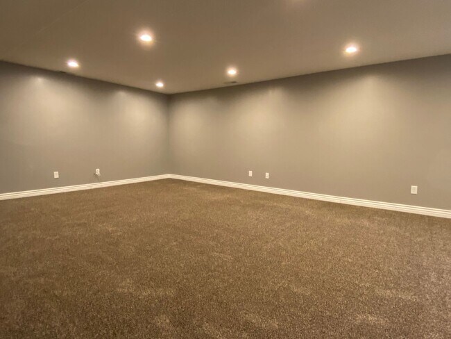 Building Photo - 5 Bedroom/3 Bathroom Home in Riverton