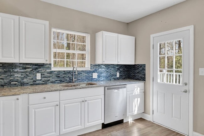 Building Photo - Beautiful renovated Home
