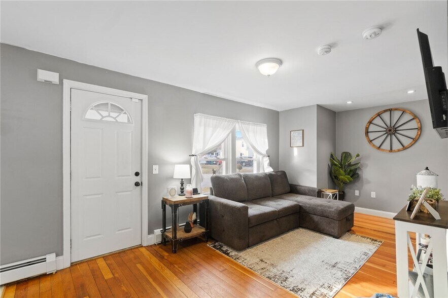 Living room - 16 Brownlee Blvd