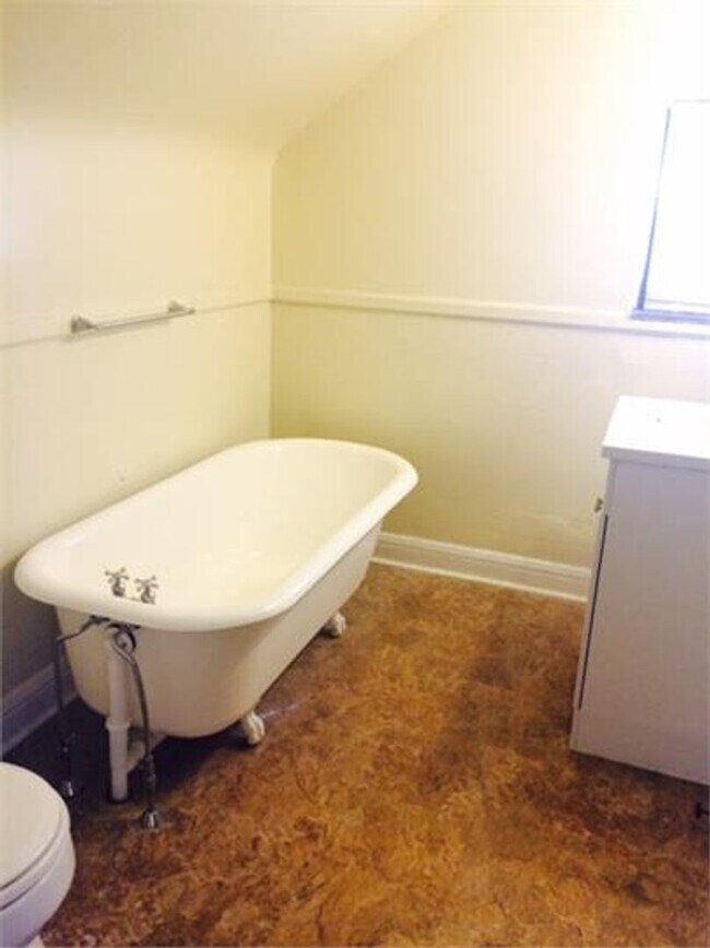 Building Photo - 1508 1/2 Lee Street East