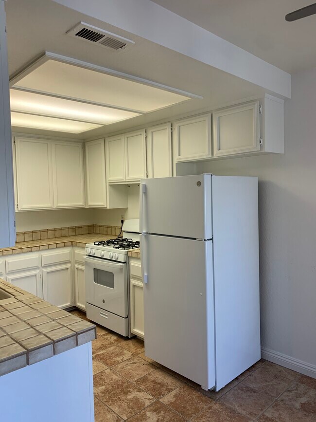 Building Photo - 652 Summer View Cir