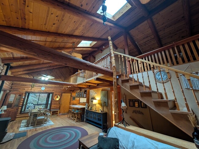 Building Photo - 7312 E Evans Creek Rd