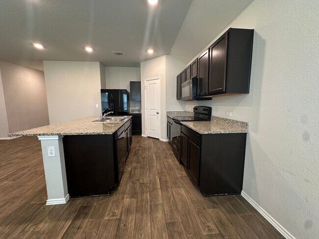 Building Photo - Classic Three Bedroom Two Bath Home in a Great Neighborhood
