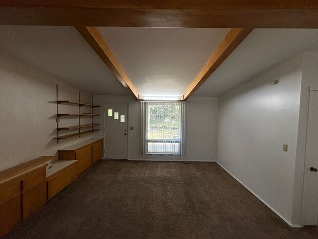 Building Photo - Spacious 3-Bedroom 1-Bath First-Floor Unit...