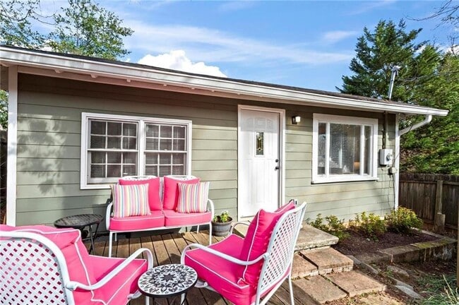 Building Photo - 2070 Ridgedale Rd NE