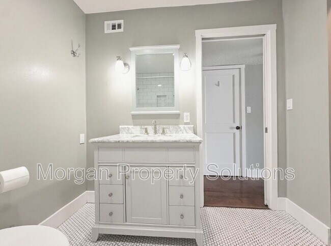 Building Photo - 892 Claydon Way