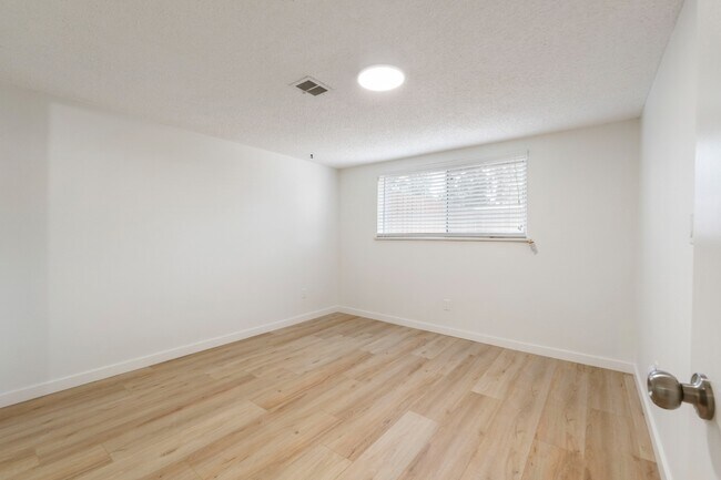Building Photo - Spacious 5 Bedroom with Huge yard and 3 fireplaces