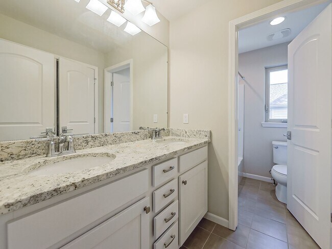 Building Photo - AVAILABLE NOW! Stunning 5-Bedroom Home in ...