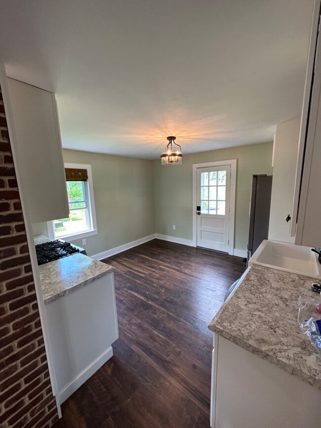 Building Photo - 161 Walnut St