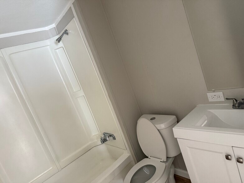 Building Photo - 6201 W Bert Kouns Industrial Loop