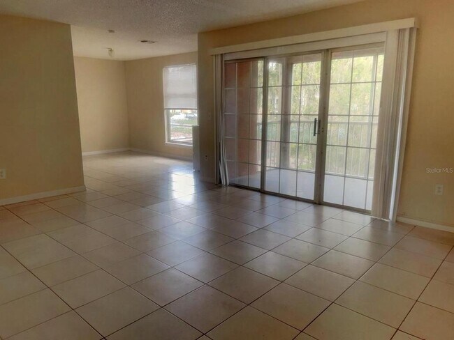 Building Photo - 4027 Versailles Dr