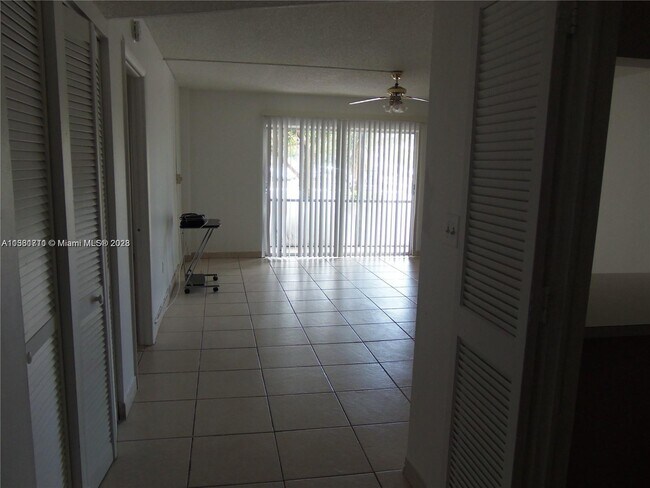 Building Photo - 4156 Inverrary Dr