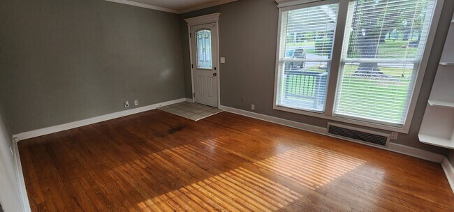 Building Photo - Charming 2-bedroom, 1-bathroom home located in the heart of Kansas City, MO