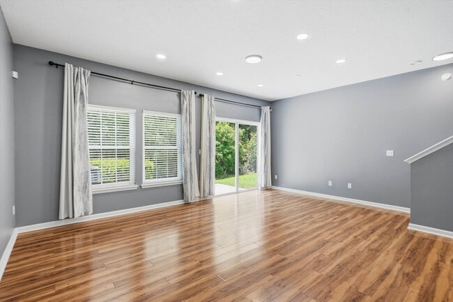 Building Photo - Beautiful TownHome