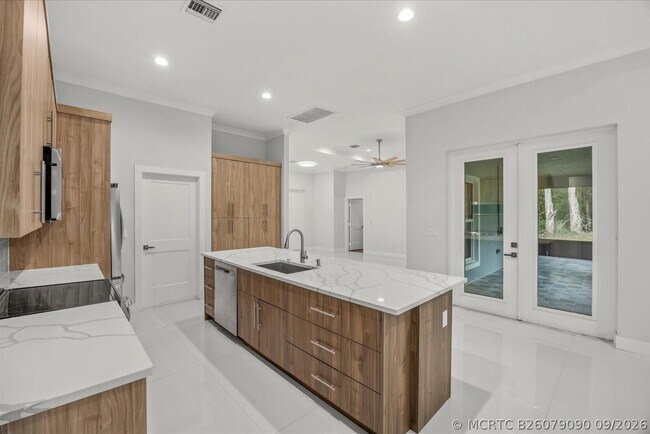 Building Photo - 419 SW Namoit Pl
