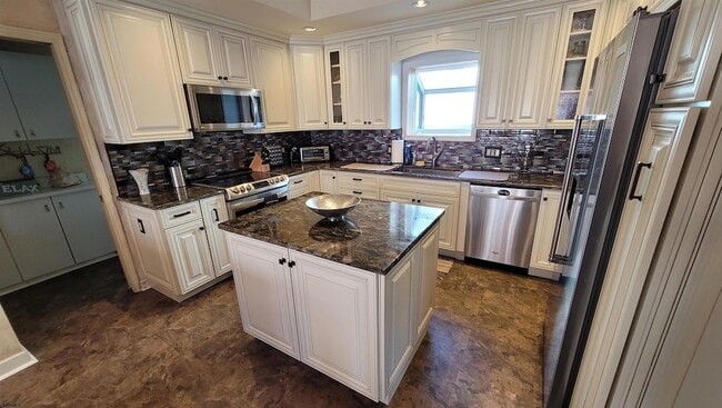 Building Photo - 104 S Avolyn Ave