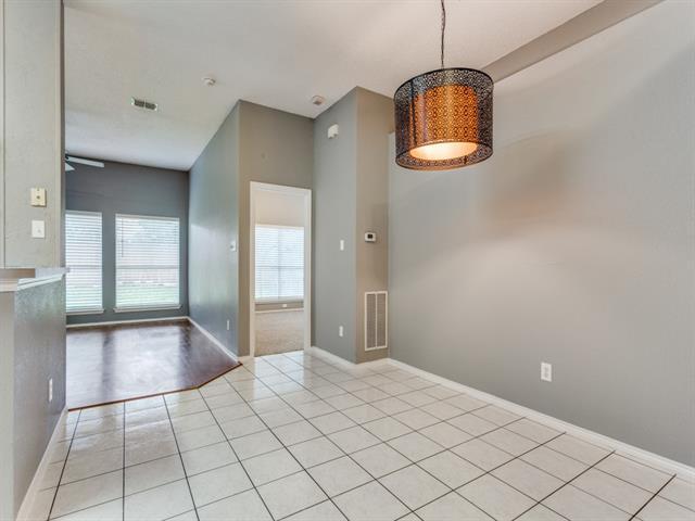 Building Photo - 2718 Chatsworth Dr