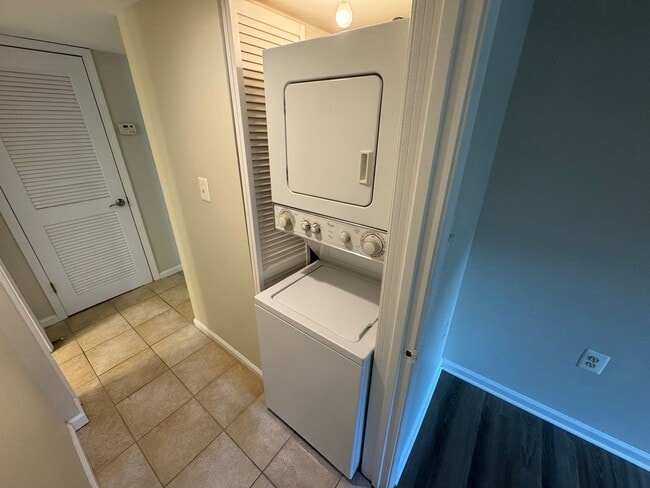 Building Photo - Sun-filled 1 Bed 1 Bath With Sunroom In Ea...