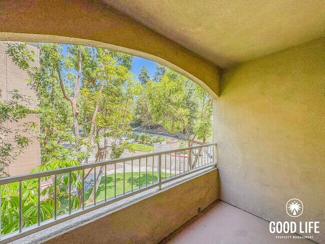 Building Photo - SD: Cozy 2BD/2BA Condo in Grantville with Fireplace, Balcony & W/D
