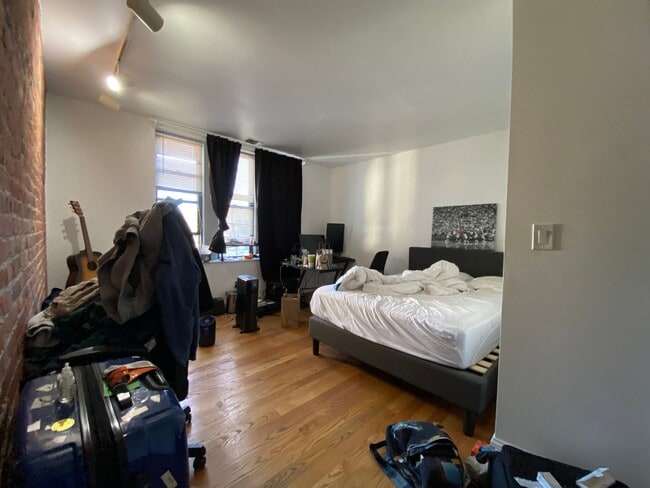 Building Photo - 2 bed/1 bath in Allston