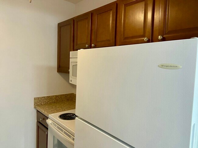 Building Photo - 2909 Middle River Dr