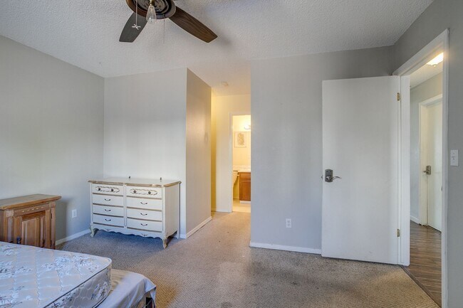 Building Photo - Huge room in a large shared home, private bathroom, great neighborhood, friendly roommates!