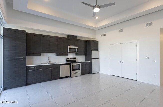 Building Photo - 410 Thorn Ave