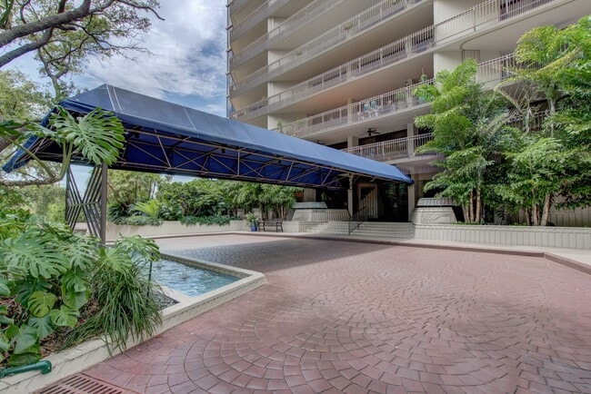 Building Photo - 2901 S Bayshore Dr