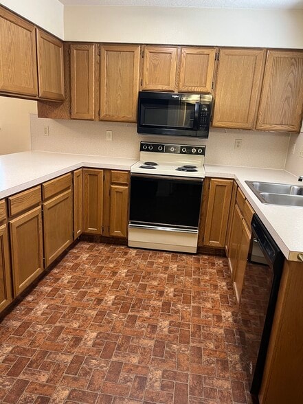 Kitchen - 590 N Woodruff Ave