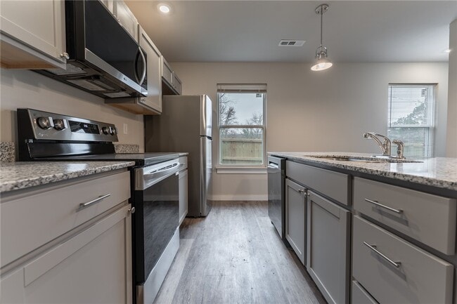 Building Photo - 1370 N Porter Rd