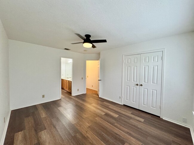 Building Photo - Big 4 Bedroom Home in Stone Oak!