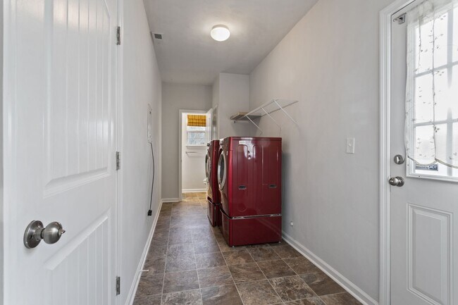 Building Photo - 60 Manilla Ln