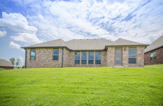 Building Photo - Unique 4 bed/2 bath/3 car garage Broken Arrow Home!