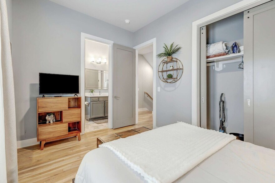 Building Photo - 978 Youngs Ln