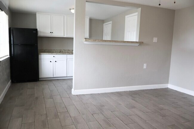 Building Photo - 7515 Bayway Dr