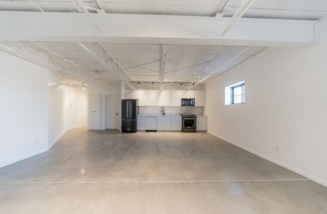 Building Photo - Industrial 1 BD near Warren St!