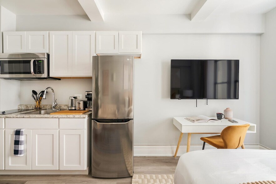 Building Photo - 240 W 73rd St