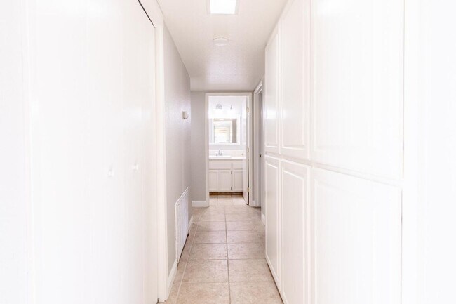 Building Photo - FOUR BEDROOM HOME ON A HUGE LOT SEE VIDEO