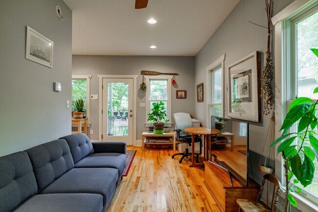 Building Photo - 145.5 HILLSIDE ST | 1 BED 1 BATH COTTAGE