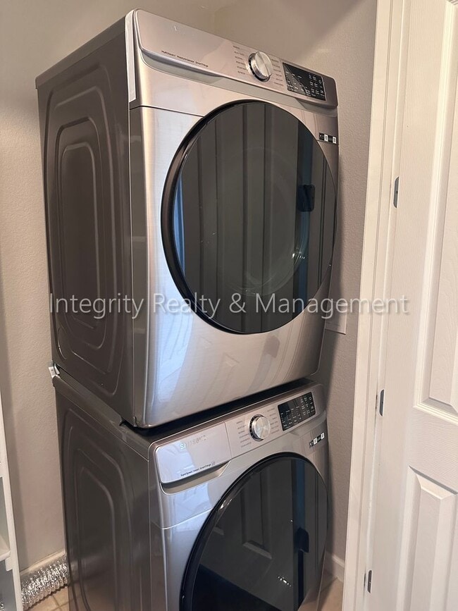 Building Photo - 4 Bed/4 Bath, 2,553 Sqft -1259 N Washingto...