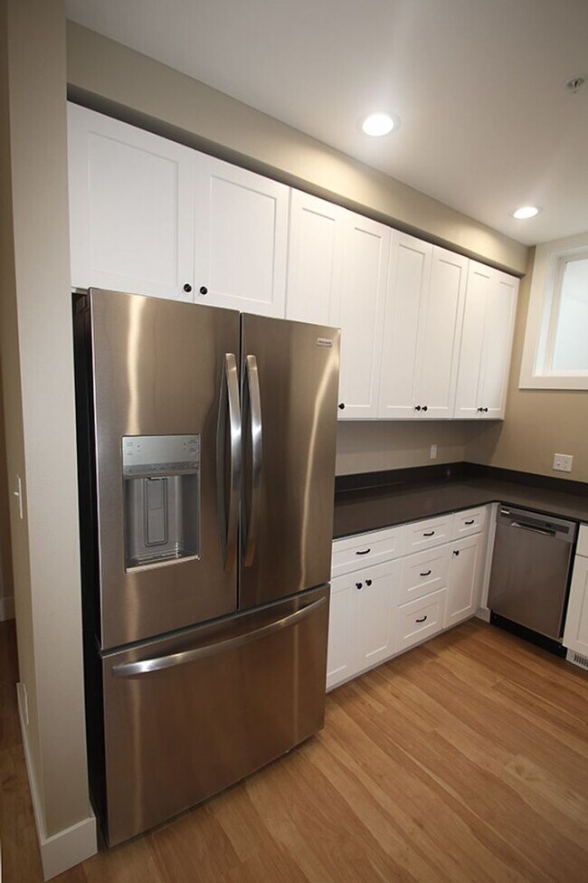 Building Photo - Caspian 3501 3-plex