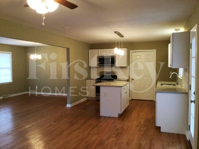Building Photo - 2080 Bishop Dr