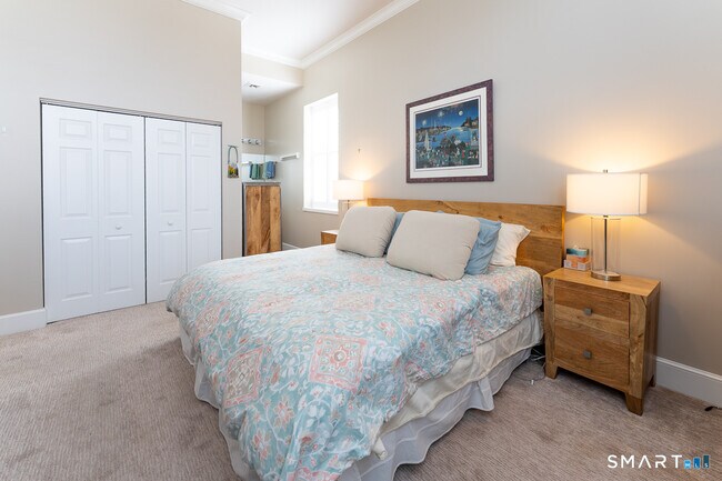 Building Photo - 6 School St