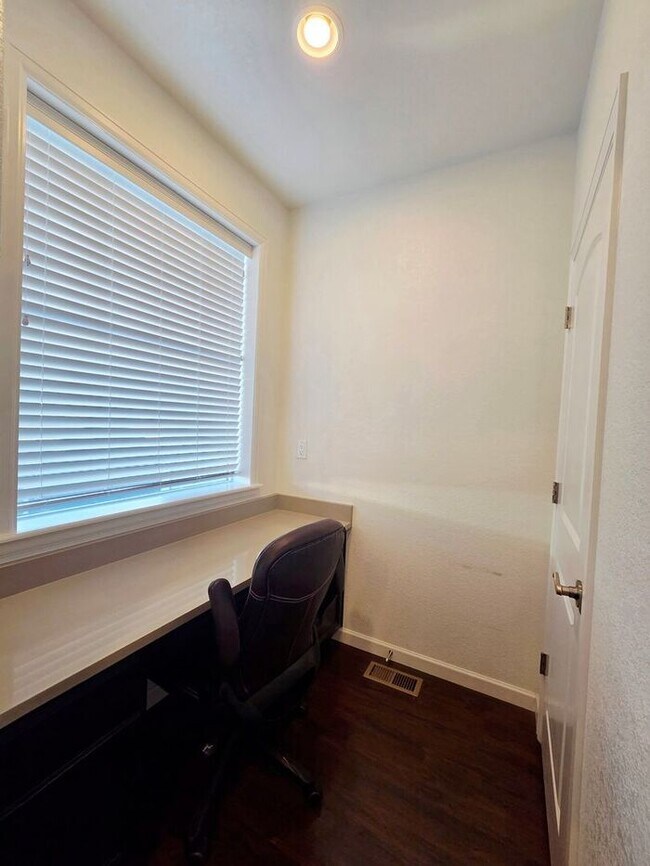 Building Photo - Cute Spacious Townhome in Prime Location – Available Now!