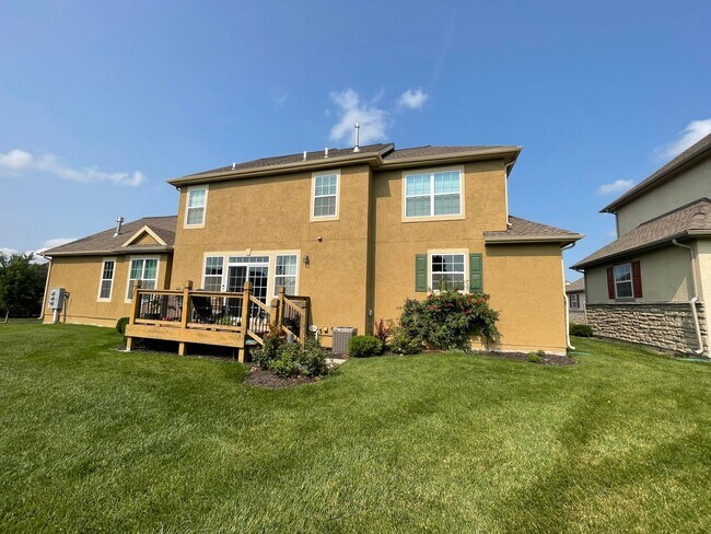 Building Photo - 4 Bedroom, 3 1/2 bathroom in Olathe!