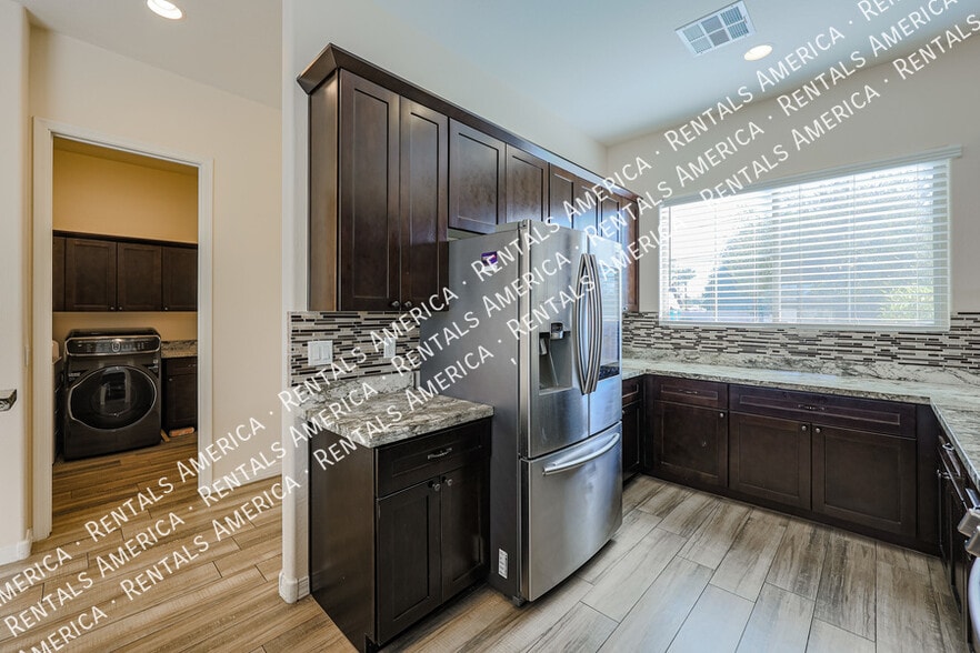 Building Photo - 2322 W Sierra Vista Dr