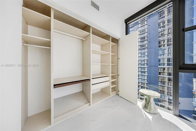 Building Photo - 700 NE 24th St