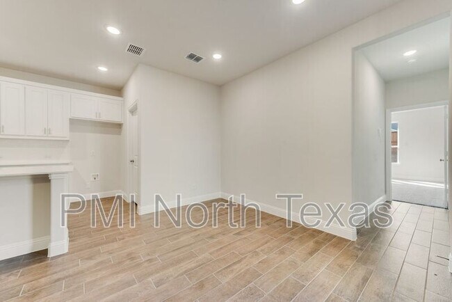 Building Photo - 737 Portina Dr