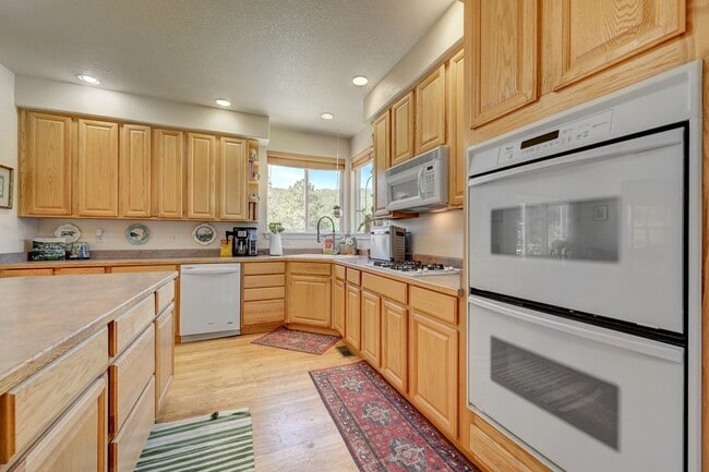 Building Photo - Beautiful Evergreen Home
